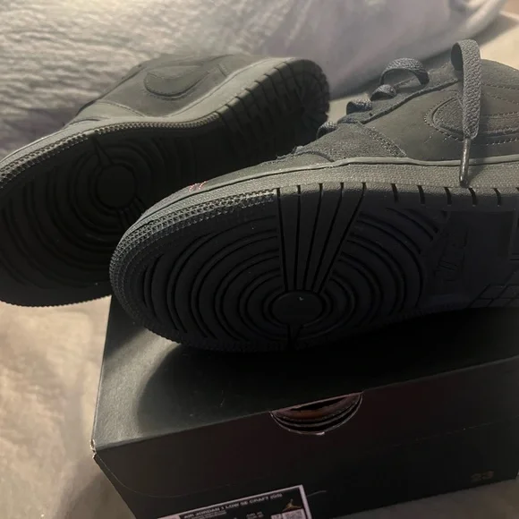 Brand new Jordan 1 Low Sz 7 Y - Picture 3 of 5